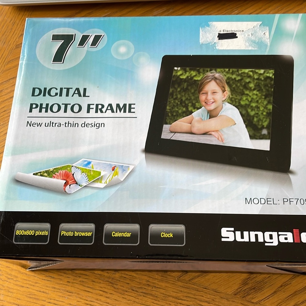 Sungale 7 inch Digital Desk Photo Frame Ultra Thin Design NEW